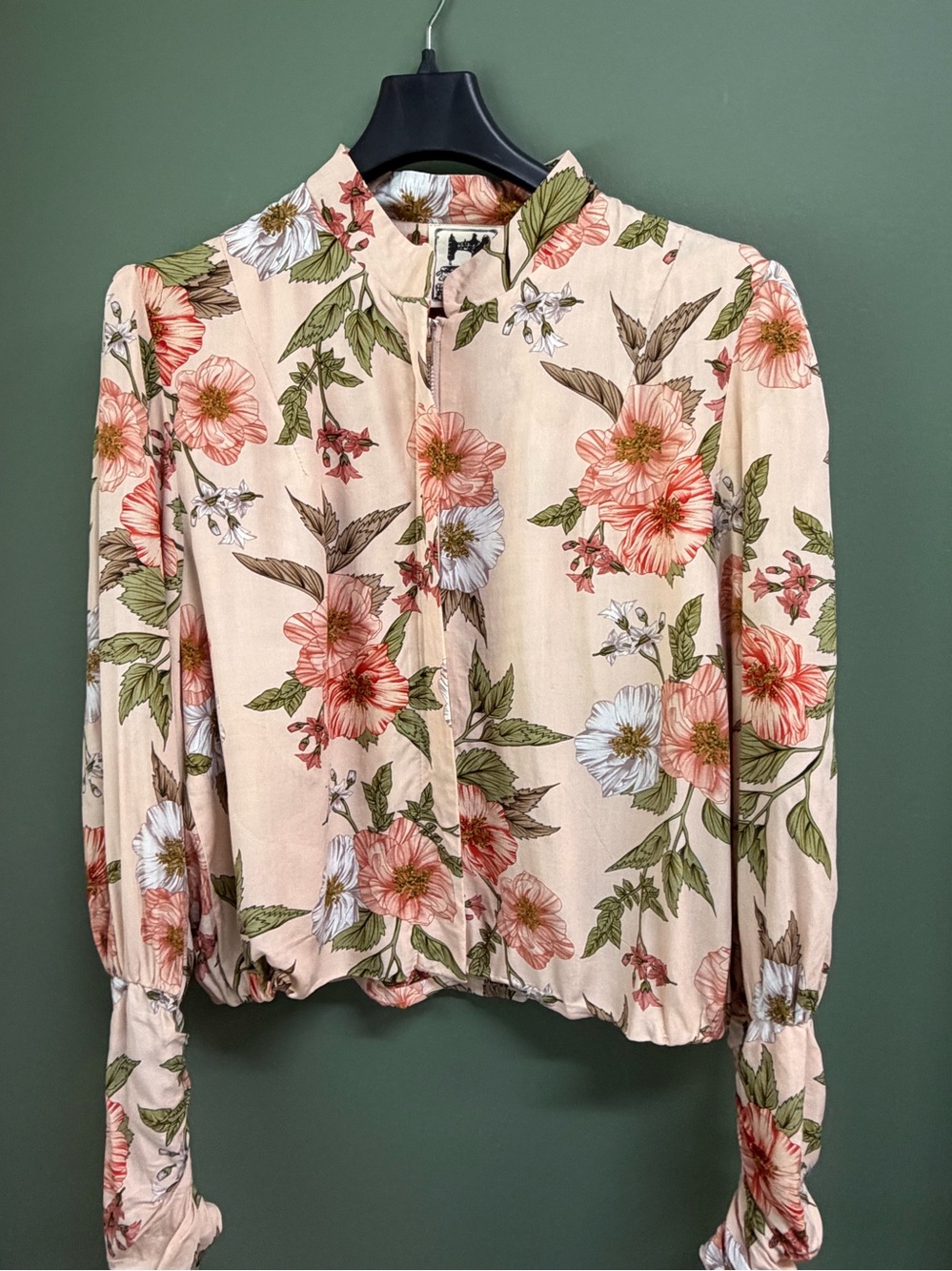 Peach Floral Zip front jacket with ruched sleeves.